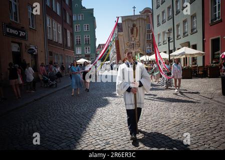 Gdansk, Pologne. 09th juin 2023. Un autel va sur le devant de la procession avec l'image du saint. Le jour de la fête de Corpus Christi, une procession passa dans les rues de Gdansk. Elle a été précédée d'une messe à la basilique Sainte-Marie. La solennité du corps et du sang le plus Saint du Christ, connu sous le nom de Corpus Christi dans la tradition populaire, est une fête en l'honneur du Saint Sacrement. Pour les catholiques, c'est une fête mobile prescrite, les obligeant à assister à la messe, tombant 60 jours après Pâques. Crédit : SOPA Images Limited/Alamy Live News Banque D'Images