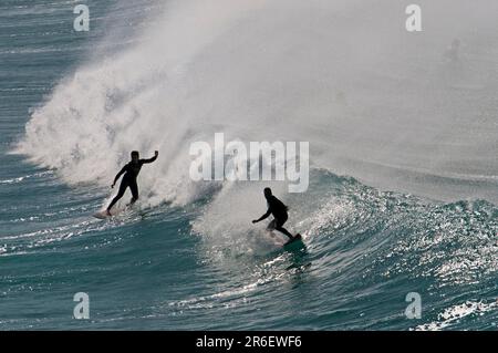 Fuerteventura, île des Canaries, Surfers à Playa del Castillo à El Cotillo, Espagne Banque D'Images