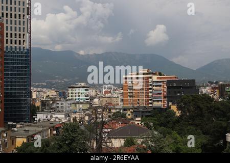 Dans la distance au-dessus de l'horizon de Tirana Dajti (albanais: Mali i Dajtit) debout à 1 613 m (5 292 pi) au-dessus du niveau de la mer, est une montagne et parc national de la chaîne sur le bord de Tirana, Albanie. Le Dajti appartient à la gamme Skanderbeg. En hiver, la montagne est souvent couverte de neige et est un refuge populaire pour la population locale de Tirana, qui voit rarement des chutes de neige. Ses pentes ont des forêts de pins, de chêne et de hêtre, tandis que son intérieur contient des canyons, des cascades, des grottes, un lac, et un ancien château. Banque D'Images