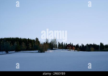 Une vue panoramique des maisons rurales dans un champ enneigé en hiver en Norvège Banque D'Images