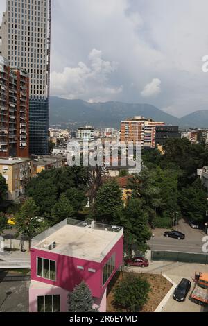 Dans la distance au-dessus de l'horizon de Tirana Dajti (albanais: Mali i Dajtit) debout à 1 613 m (5 292 pi) au-dessus du niveau de la mer, est une montagne et parc national de la chaîne sur le bord de Tirana, Albanie. Le Dajti appartient à la gamme Skanderbeg. En hiver, la montagne est souvent couverte de neige et est un refuge populaire pour la population locale de Tirana, qui voit rarement des chutes de neige. Ses pentes ont des forêts de pins, de chêne et de hêtre, tandis que son intérieur contient des canyons, des cascades, des grottes, un lac, et un ancien château. Banque D'Images