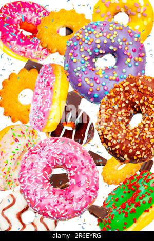 Beignets colorés, biscuits et chocolats. Isolé sur fond blanc. Banque D'Images