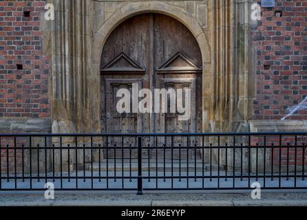 Ancienne porte en bois Sainte Marie sur l'église Piasek sur l'église gothique de sable Banque D'Images