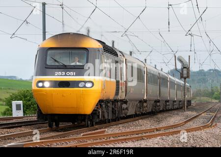 43184/43239, 1V50 Édimbourg à Plymouth. Portail en bois, Alnmouth, Northumberland, Royaume-Uni. 22 mai 2023. Photographie de Richard Holmes. Banque D'Images