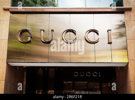 Ho Chi Minh ville, Vietnam - 4 juin 2023: Affiche commerciale de magasin de mode avec logo Gucci. Publicité populaire de marque de vêtements de luxe et d'accessoires abo Banque D'Images