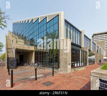 Gund Hall, le bâtiment principal de la Harvard Graduate School of Design, a été conçu par l'un des diplômés de l'école, John Andrews. Banque D'Images