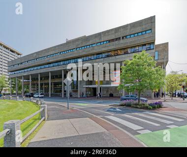 Gund Hall, le bâtiment principal de la Harvard Graduate School of Design, a été conçu par l'un des diplômés de l'école, John Andrews. Banque D'Images