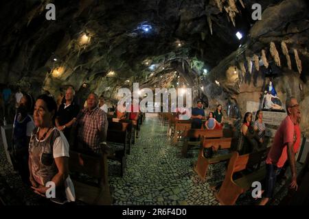 bom jesus da lapa, bahia, brésil - 5 juin 2023: Les dévotés assistent à la messe dans l'église à l'intérieur d'une grotte dans le sanctuaire BOM Jesus da Lapa. Banque D'Images