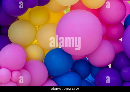 Arrière-plan abstrait et lumineux d'un mélange de ballons de couleur arc-en-ciel, célébrant. Banque D'Images