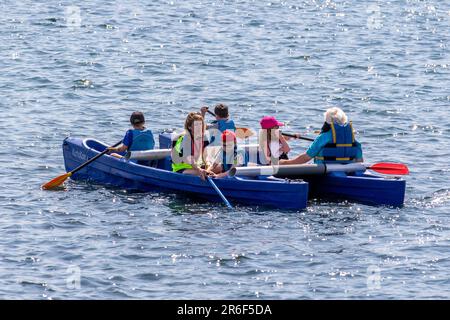 Southport, Lancashire. 9 juin 2023 Météo au Royaume-Uni. Les enfants de l'école primaire ayant un temps de barbotage à Marine Lake. Des débutants ont supervisé une leçon sur la sécurité de l'eau à l'aide des canoës KatakaKanu et Pyranha. Un Katakakanu est composé de deux canoës réunis, idéal pour une expérience de pagayage sociable. Un choix idéal pour la famille ou pour ceux qui veulent explorer le lac sans risque de chavirement de crédit; MediaWorldImages/AlamyLiveNews Banque D'Images