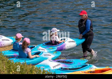 Enfants canoë à Southport, Lancashire. Juin 2023 UK Météo. Enfants de l'école primaire ayant un temps de éclaboussures à Marine Lake. Les débutants ont supervisé des leçons sur la sécurité aquatique en utilisant des canoës Kataka Kanu et Pyranha. Un Katakakanu est deux canoës réunis, idéal pour une expérience de pagaie sociable. Un choix idéal pour la famille ou pour ceux qui veulent explorer le lac sans risque de chavirer Banque D'Images