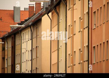 Cette image haute résolution capture une vue imprenable sur un bâtiment de couleur orange, avec des volets bruns sur les côtés Banque D'Images