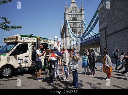 Les gens apprécient le temps chaud près de Tower Bridge à Londres. Date de la photo: Vendredi 9 juin 2023. Banque D'Images