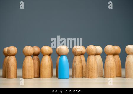 L'homme bleu avance de l'équipe. Bénévole. Personne entreprenante. Un chef spécial et un chef prometteur de l'équipe. Courage, confiance et pas Banque D'Images