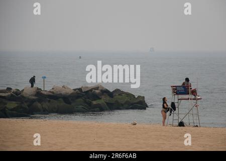 Brooklyn, États-Unis. 08th juin 2023. NY: Jeudi soir par Coney Island. La qualité de l'air de New York a atteint un record la veille. La brume et la fumée commencent à s'atténuer. Pris sur 8 juin 2023, à Brooklyn, New York . (Photo par Erica Price/Sipa USA) crédit: SIPA USA/Alay Live News Banque D'Images