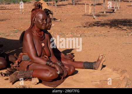 Femmes Himba, Kaokoland, Namibie, Afrique le Himba (singulier: OmuHimba, pluriel: OvaHimba) est un peuple autochtone avec une population estimée d'abou Banque D'Images