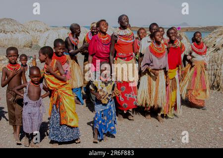 El Molo est un village du Kenya, situé sur la rive sud-est du lac Turkana, sa population est d'environ 200 000 habitants. La petite population pêche le lac pour g Banque D'Images