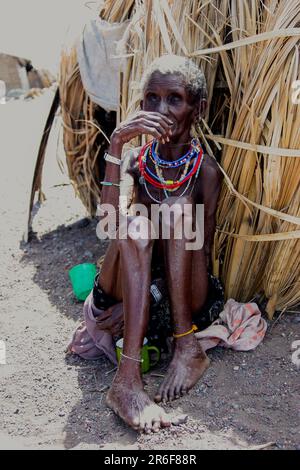 El Molo est un village du Kenya, situé sur la rive sud-est du lac Turkana, sa population est d'environ 200 000 habitants. La petite population pêche le lac pour g Banque D'Images