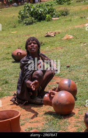 L'Afrique, l'Éthiopie, la vallée de la rivière Omo Tribu Hamer gourd d'artisanat à sur l'affichage Banque D'Images