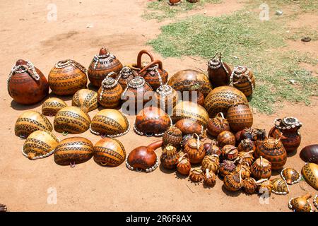 L'Afrique, l'Éthiopie, la vallée de la rivière Omo Tribu Hamer gourd d'artisanat à sur l'affichage Banque D'Images