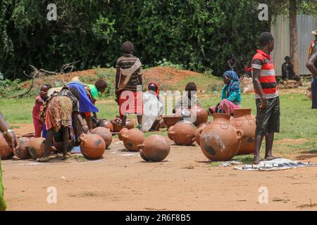 L'Afrique, l'Éthiopie, la vallée de la rivière Omo Tribu Hamer gourd d'artisanat à sur l'affichage Banque D'Images