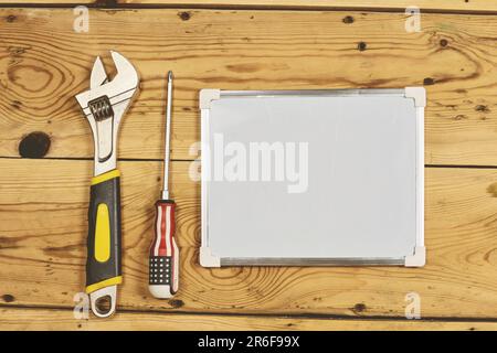 Une vue générale d'une table en bois avec une sélection d'outils et d'équipements soigneusement disposés en vue d'un projet de construction Banque D'Images