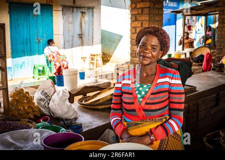 Une vendeuse de marché féminine à Mzuzu, au Malawi Banque D'Images