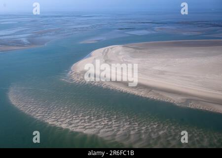 Nordsee, Allemagne. 09th juin 2023. Les bancs de sable entre les îles de la Frise orientale depuis les airs. Sur la côte de Basse-Saxe, les vols de contrôle commencent à compter les phoques dans la mer des Wadden. Dans les airs, les experts comptent et photographient les vieux et les jeunes animaux qui se reposent à marée basse. Credit: Sina Schuldt/dpa/Alay Live News Banque D'Images