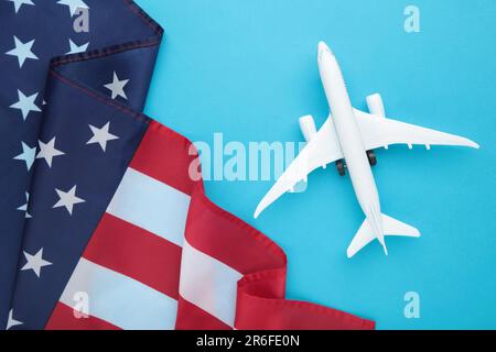 Avion jouet avec drapeau américain sur fond bleu. Vue de dessus Banque D'Images