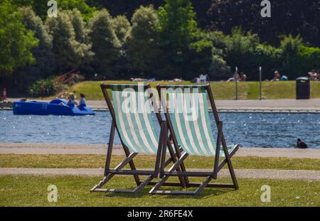 Londres, Royaume-Uni. 9th juin 2023. Des transats vides dans Hyde Park tandis que les températures montent en flèche dans la capitale. Credit: Vuk Valcic/Alamy Live News Banque D'Images