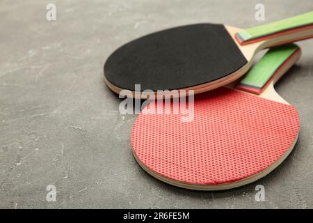 Palettes de ping-pong en gris avec espace de copie. Raquette de tennis de table. Vue de dessus Banque D'Images