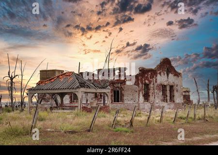 Ruines qui sont restées sous l'eau pendant deux décennies dans l'inondation du lac Epecuen Banque D'Images