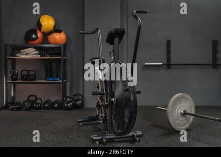 Vide crossfit Gym avec équipement de sport: Vélo d'air, barbell, kettlebells, haltères, balles lesté, cordes de combat. Copier l'espace. Contenu d'entraînement, de musculation et de fitness Banque D'Images