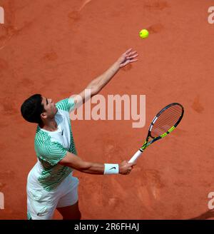 Paris, France. 9th juin 2023. Le joueur de tennis espagnol Carlos Alcaraz est en action lors du tournoi de tennis Grand Chelem 2023 à Roland Garros, Paris, France. Frank Molter/Alamy Actualités en direct Banque D'Images