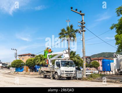 Des ouvriers réparent des poteaux électriques à Antakya Hatay à la suite du tremblement de terre de 2023 Banque D'Images