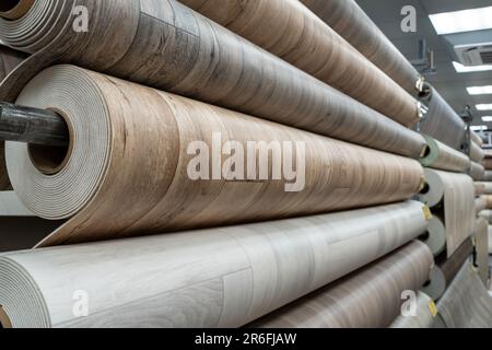 Rouleaux de linoléum neuf sur la fenêtre d'un magasin de quincaillerie. Une grande sélection de linoléum Banque D'Images