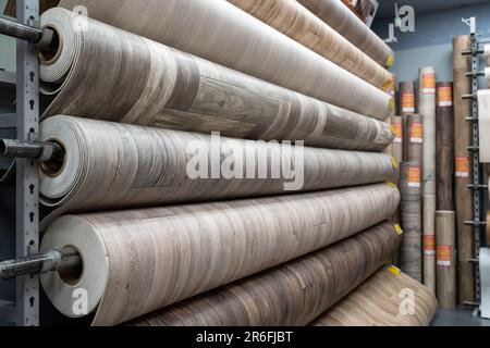 Rouleaux de linoléum neuf sur la fenêtre d'un magasin de quincaillerie. Une grande sélection de linoléum Banque D'Images