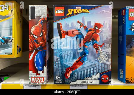 LEGO Spiderman sur l'étagère du magasin. Spider-Man est un super-héros fictif dans les comics américains publiés par Marvel Comics. Minsk, Biélorussie, 2023 Banque D'Images