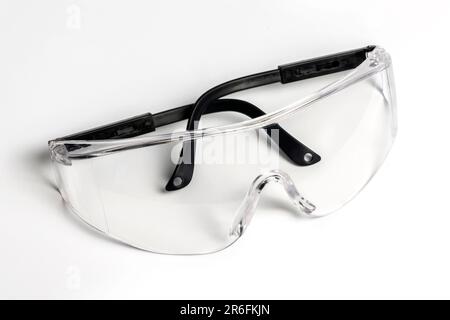 Lunettes de protection en plastique sur blanc. Lunettes de sécurité Banque D'Images