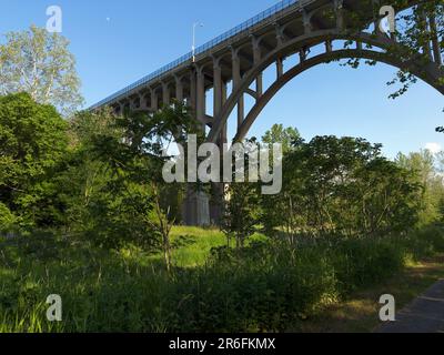 Le pont de l'Ohio route 82, avec ses arches majestueuses, traverse la vallée de Cuyahoga dans le parc national de Cuyahoga Valley, juste au sud de Cleveland, en fin d'après-midi Banque D'Images