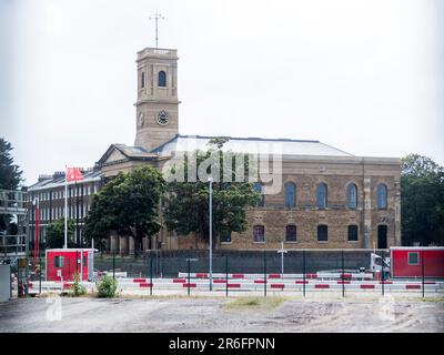 Sheerness, Kent, Royaume-Uni. 9th juin 2023. Le fils de Python Michael Palin a sauvé une église de ses ruines endommagées par le feu en 2001, dans une transformation étonnante. La restauration de £9,5 millions de l'église de Sheerness Dockyard dans le Kent a vu la coquille brûlée transformée en un centre d'affaires pour les jeunes qui doit ouvrir en juillet. L'église navale historique (qui fait partie de l'ancien chantier naval royal) située à l'entrée des quais de Sheerness photographiés cet après-midi. Crédit : James Bell/Alay Live News Banque D'Images