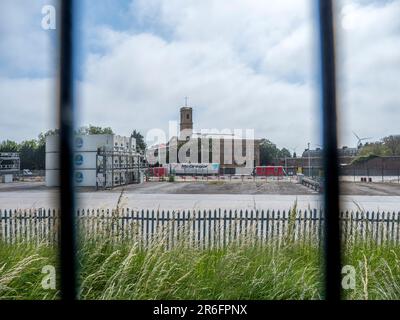 Sheerness, Kent, Royaume-Uni. 9th juin 2023. Le fils de Python Michael Palin a sauvé une église de ses ruines endommagées par le feu en 2001, dans une transformation étonnante. La restauration de £9,5 millions de l'église de Sheerness Dockyard dans le Kent a vu la coquille brûlée transformée en un centre d'affaires pour les jeunes qui doit ouvrir en juillet. L'église navale historique (qui fait partie de l'ancien chantier naval royal) située à l'entrée des quais de Sheerness photographiés cet après-midi. Crédit : James Bell/Alay Live News Banque D'Images