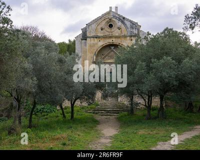 Chapelle Saint Gabriel de Tarascon dans les Alpilles (Provence, France), matin nuageux au printemps Banque D'Images