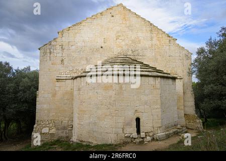 Chapelle Saint Gabriel de Tarascon dans les Alpilles (Provence, France), matin nuageux au printemps Banque D'Images