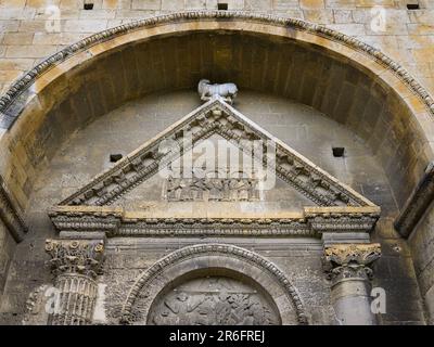 Chapelle Saint Gabriel de Tarascon dans les Alpilles (Provence, France), matin nuageux au printemps Banque D'Images