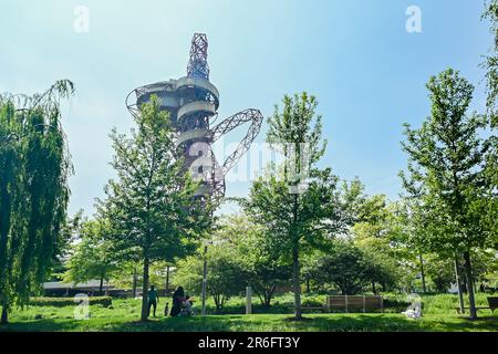 Vue sur l'Orbit d'Arcelor Mittal dans le parc olympique de la Reine Elizabeth en été Banque D'Images