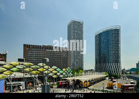 Les amateurs de shopping se dirigent vers le Stratford Centre, à l'extérieur de la gare de Stratford, à Londres Banque D'Images