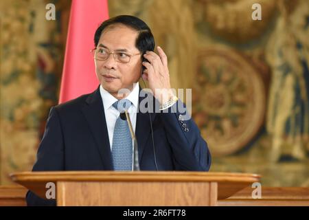 Prague, République tchèque. 09th juin 2023. Le ministre des Affaires étrangères du Vietnam, Bui Thanh son, s'adresse aux médias lors d'une conférence de presse conjointe avec son homologue tchèque à Prague. Le ministre vietnamien des Affaires étrangères, Bui Thanh son, s'est rendu en République tchèque et a rencontré le ministre tchèque des Affaires étrangères, Jan Lipavsky. Crédit : SOPA Images Limited/Alamy Live News Banque D'Images