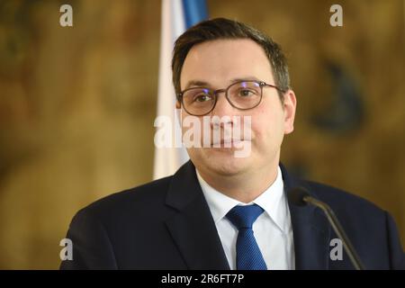 Prague, République tchèque. 09th juin 2023. Le ministre des Affaires étrangères de la république tchèque, Jan Lipavsky, s'adresse aux médias lors d'une conférence de presse conjointe avec son homologue vietnamien à Prague. Le ministre vietnamien des Affaires étrangères, Bui Thanh son, s'est rendu en République tchèque et a rencontré le ministre tchèque des Affaires étrangères, Jan Lipavsky. Crédit : SOPA Images Limited/Alamy Live News Banque D'Images