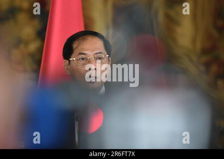 Prague, République tchèque. 09th juin 2023. Le ministre des Affaires étrangères du Vietnam, Bui Thanh son, s'adresse aux médias lors d'une conférence de presse conjointe avec son homologue tchèque à Prague. Le ministre vietnamien des Affaires étrangères, Bui Thanh son, s'est rendu en République tchèque et a rencontré le ministre tchèque des Affaires étrangères, Jan Lipavsky. Crédit : SOPA Images Limited/Alamy Live News Banque D'Images